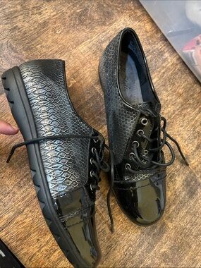 Soft Style Black Textured & Patent Cap-Toe Lace-Up Oxfords